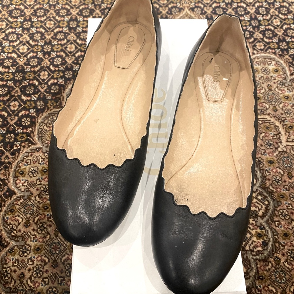 Chloe scallop flats